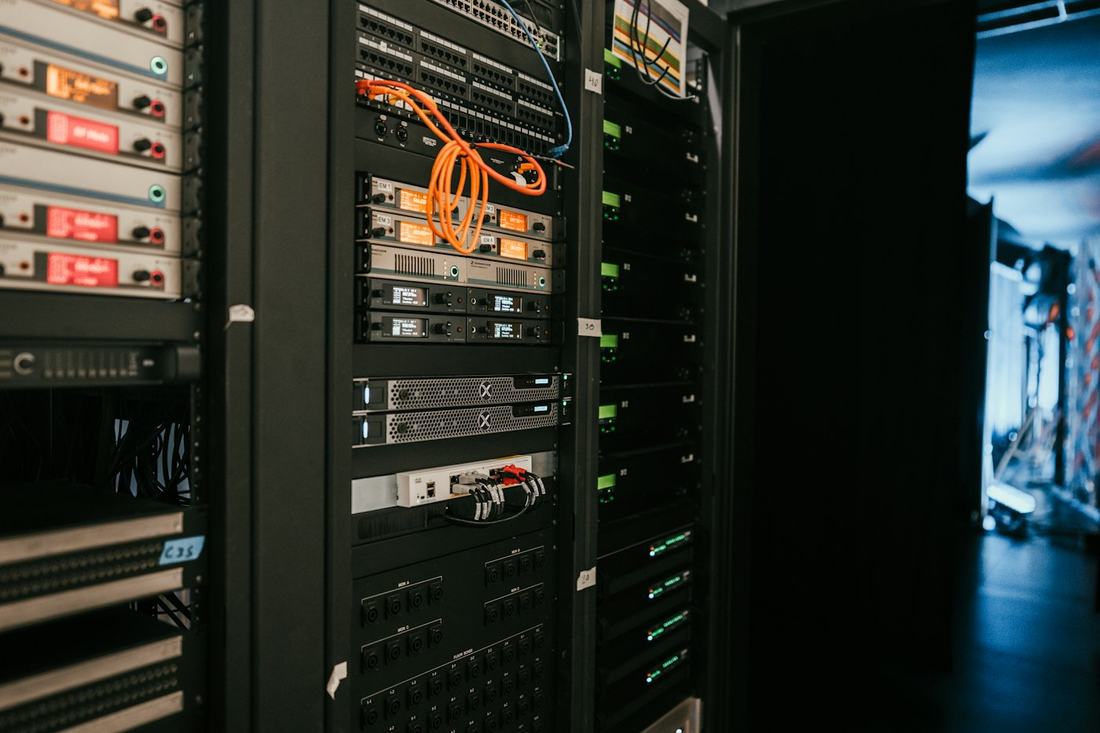 Serverrack in een serverruimte