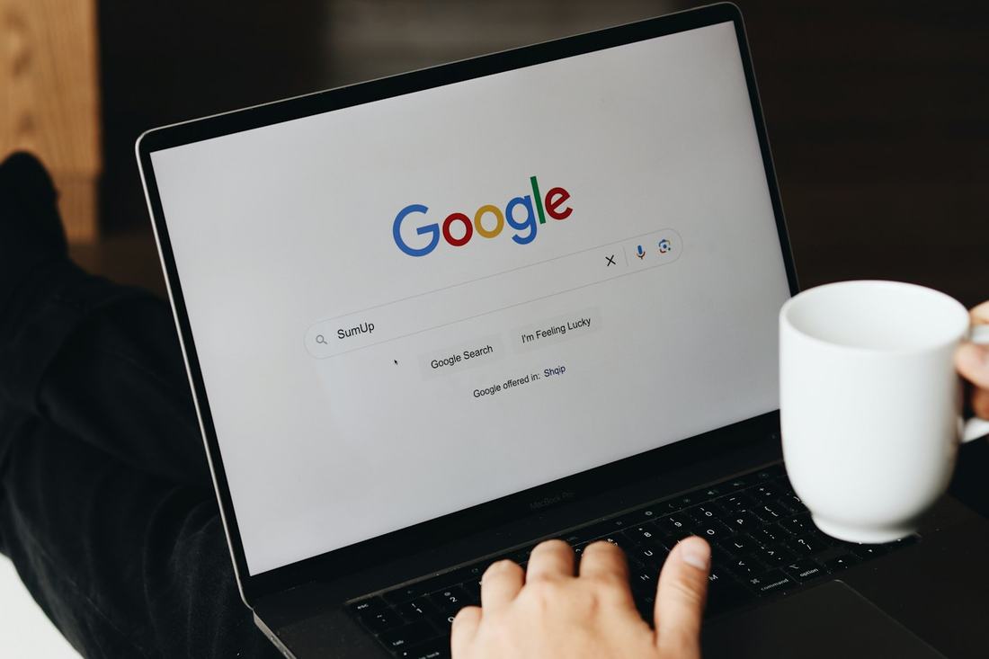 Google geopend op een laptop