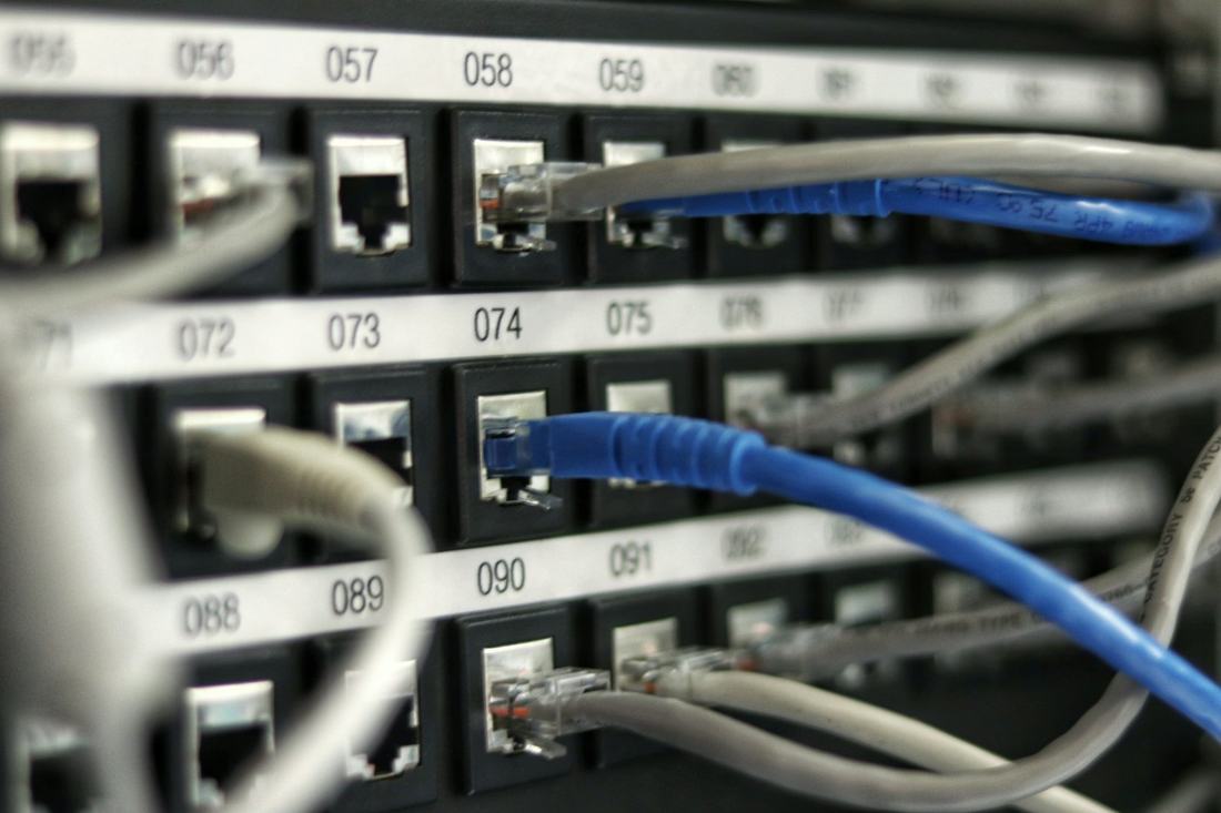 Netwerkkabels in een patchpaneel
