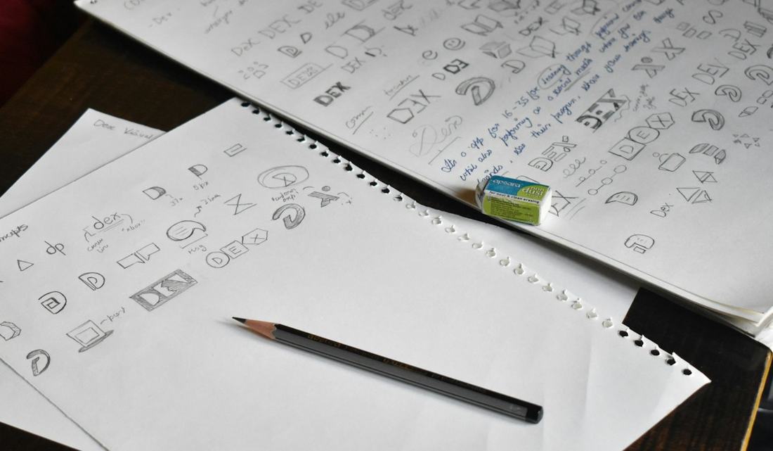 Logoschetsen op papier