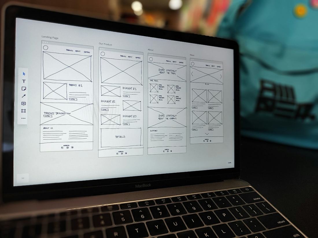 Laptop met wireframes van een website in ontwerp